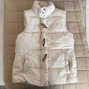 GAP Women’s Cream Fleece Lined Puffer Vest Toggle Front Winter Size Small